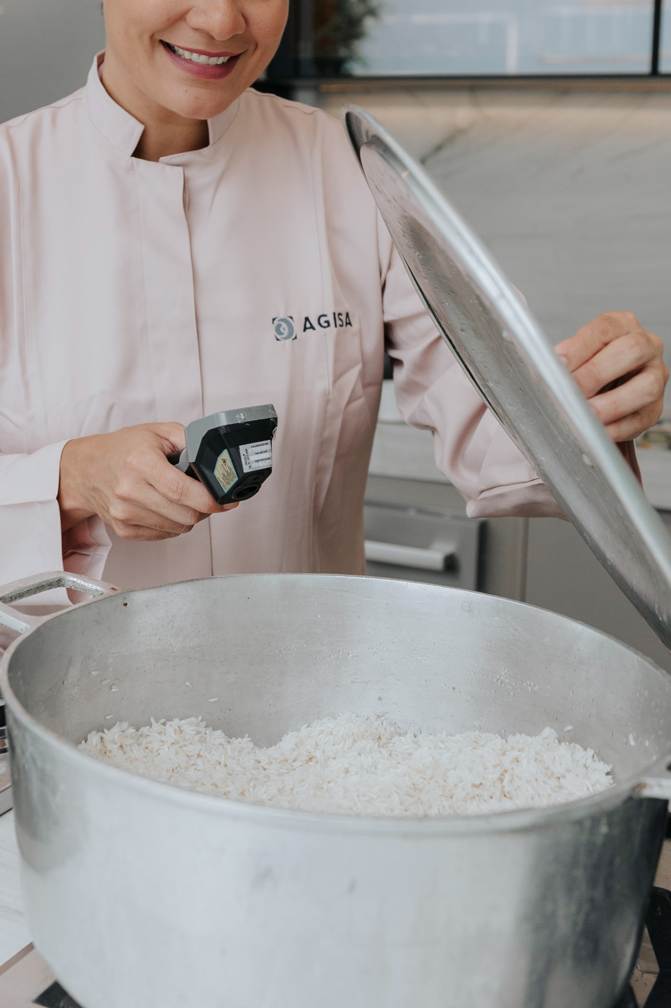 Profissional da AGISA verificando a temperatura dos alimentos em uma cozinha